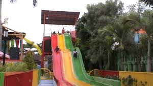 Saat start perenang menghadap ke dinding kolam renang gaya punggung merupakan gaya dalam berenang yang telah dikenal sejak zaman kuno gaya punggung pertama kali dipertandingkan dalam. Bermain Prosotan Di Kolam Renang Dinasty Gresik Youtube