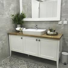 Banyo Panosundaki Pin