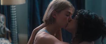 The film stars rosamund pike, peter dinklage, eiza gonzález, chris messina, macon blair, alicia witt, and damian young, with isiah whitlock jr. Rosamund Pike The Sexiest Milf Ever Shows Us That She Cares A Lot Al Bawaba