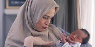 Cut meyriska dan roger danuarta sempat panik anak demam setelah divaksinasi. Qpctugot5lrjim