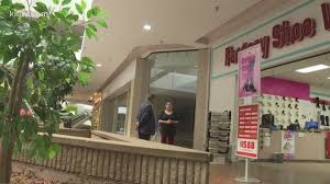 Visit express sunrise mall at massapequa ny to shop men's suits, dresses, jeans and more! One Store Remains As Sun Begins To Set On Sunrise Mall Kiiitv Com