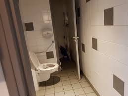 The definition of a placard is a sign with information, or a small plaque an example of a placard is a poster outside of a cafe advertising the specials. Sol Jonche De Detritus Toilettes Communes Du Rez De Chaussee Picture Of Holiday Inn Toulouse Airport Blagnac Tripadvisor