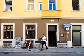 Schwarzer Dackel Shuffleboard Bar Munchen Bar