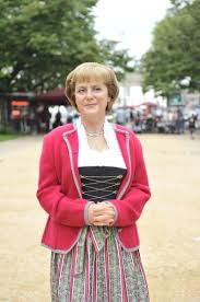 Erstellen sie auf tripadvisor den perfekten urlaub nach merkel, indem sie preise vergleichen und bewertungen zu hotels in merkel lesen. Die Kanzlerin Ist Mal Weg Angela Merkel Im Frankonia Dirndl