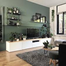 Wohnzimmer Mit Weissem Fernsehschrank Und Gruner Wand In 2020 Interior Design Living Room Warm Living Room Decor Modern Interior Design Living Room Modern