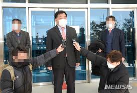 문재인 정부 들어 최연소 청와대 비서관이자 최초의 대학생 비서관이다. ê²€ì°° ë²Œê¸ˆí˜• ë°•ì„±ë¯¼ ì˜ì› ì´ì„ í˜¸ ìš¸ì£¼êµ°ìˆ˜ í•­ì†Œ í¬ê¸° ë„¤ì´íŠ¸ë‰´ìŠ¤