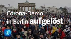 Teilnehmer zogen randalierend durch neukölln, setzen barrikaden in brand und griffen polizisten mit flaschen und steinen an. Corona Proteste In Berlin Polizei Setzt Wasserwerfer Ein Youtube