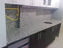 Boru miktarı ve kollktör grubu her proje için farklı olacaktır fakat yaklaşık bir fiyat için i̇zmir.de orta sınıf otomasyonsuz malzemelerle yapılacak iş tutarı 100 m2 için 7000 ile 8000 tl arasında olmaktadır. Granit Mutfak Tezgahi Fiyatlari