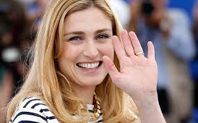Julie gayet refuse de commenter sa vie privée. Julie Gayet Wins Privacy Case Over Photographs With Francois Hollande In Versailles Retreat