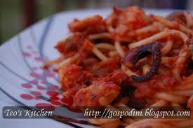 Se pun la foc 2 litri apă şi o linguriţă rasă cu sare. Paste Cu Fructe De Mare Retete Culinare By Teo S Kitchen