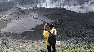 Luas kawah ini mencapai 4 hektar dan sampai saat ini kawah masih aktif menyemburkan asap putih tebal. Znf8yytaawyzpm
