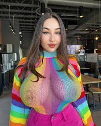 Louisa Khovanski - Um altar para ela 🕯️🤲🕯️ - Punhetol