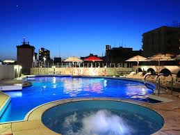 横浜中華街にプールがある!? ローズホテル横浜の屋上プールは街中にありながらリゾート感たっぷり - All About NEWS