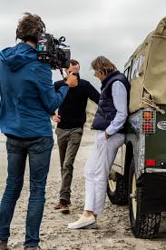 Hij vindt dat de maatregelen rond het coronavirus vooral één kleine groep beschermen. Fotoverhaal Jort Kelder Hoort Bij Terschelling Net Als Zijn Land Rover