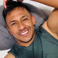 Disculpa de donde eres mucho gusto me llamó Roberto Terán