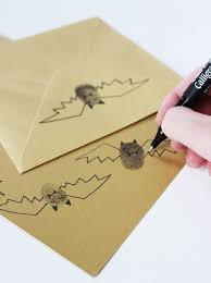 Halloween Einladung Briefumschlage Dekorieren Fledermaus Zeichnen Fingerabdruck Halloween Einladung Halloween Kindergeburtstag Halloween Party Ideen Kinder