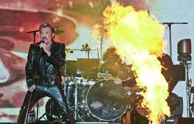 Johnny halladay, die onlangs stierf, liet 100 miljoen na en daarover is nu grote ruzie onder de nabestaanden. Hommage A Johnny Hallyday Pres De 400 Guitaristes Battent Un Record Mondial