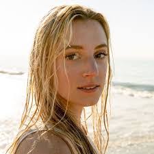 Simone Fessant's Instagram, Twitter & Facebook