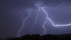 2 definice bouřky bouřka je soubor elektrických, optických a akustických jevů vznikajících mezi oblaky druhu cumulonimbus navzájem nebo mezi těmito oblaky a zemí. Cesko Zasahly Silne Bourky Vystraha Plati Do Noci Prazsti Hasici Hlasi Pres 30 Vyjezdu Irozhlas Spolehlive Zpravy