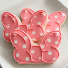 Amber has over 12 years of cookie decorating experience and has traveled the world teaching others how to decorate beautiful cookies on their own. Simple Minnie Mouse Bow Cookies The Sweet Adventures Of Sugar Belle