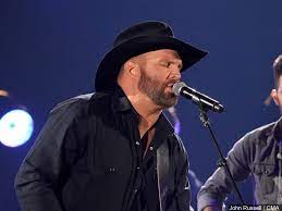 Garth brooks is now married to fellow country music artist trisha yearwood, who he first met back in 1987. Garth Brooks Concert Fan Information Klkn Tv