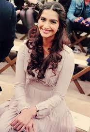 This Dress Sonam Kapoor Bollywood Hairstyles Indian Wedding Hairstyles Hair Styles