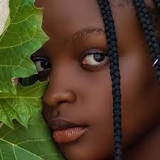 Na kwinyara kwintara.. _*MFAHAMU KIJANA MDOGO MPAMBANAJI SOLOMONI  MAHLANGU.*_ Anaitwa Solomon Kalushi Mahlangu,alizaliwa mwaka 1956 tar 6  ,April na akafa 1979.alikuwa moja ya kijana mpambanaji Afrika kusini  ,kipindi cha utawala wa makaburu (