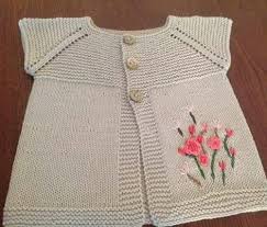 Yakadan Baslama Haraso Ve Ajur Desenli Cicek Suslemeli Kolay Bebek Yelegi Tarifi 1 2 Yas Bebek Yelek Baby Knitting Patterns Orgu