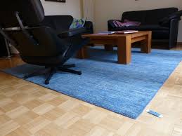 Blauer teppich mit aztekenmuster im angesagten block print stil. Teppichanfertigung Kelim De