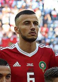 Romain saïss)‏ لاعب كرة قدم مغربي يشغل مركز مدافع مركزي ولاعب وسط دفاعي ، ولد بفرنسا في 26 مارس 1990 و يحمل الجنسيتين المغربية والفرنسية ، يلعب حاليا لنادي ولفرهامبتون الإنجليزي وكذلك للمنتخب المغربي. Ø±ÙˆÙ…Ø§Ù† Ø³Ø§ÙŠØ³ ÙˆÙŠÙƒÙŠØ¨ÙŠØ¯ÙŠØ§