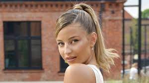 Julia wieniawa debiutowała występami scenicznymi w warsztatowej akademii musicalowej w teatrze muzycznym. 3oouezhiglprim