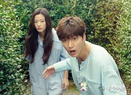 Dünya üzerinde kalan son denizkızı dahi bir dolandırıcı ile karşılaşır.bu denizkızı karada kendine bir yaşam sağlamaya çalışır. Hop Into The Filming Locations Of The Legend Of The Blue Sea My Korea Trip