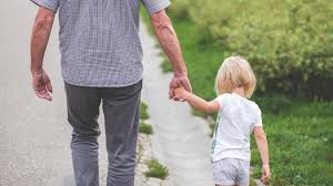 Dès 2 ans, en revanche, le poupon est un bébé à materner qui permet à l'enfant d'imiter et de prendre soin, de câliner. Audomarois Un Enfant De 9 Ans Prive De Tout Surtout D Amour