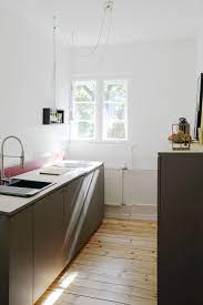 moderne und minimale kuche mit linoleumoberflache in 2021 kuchenfronten individuelle kuche kuche einrichten