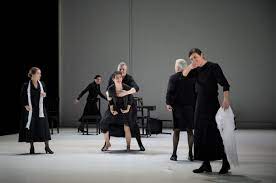 Die stets um den ruf der familie besorgte witwe bernarda alba herrscht mit unerbittlicher strenge über ihre fünf heiratswilligen töchter. Bernarda Albas Haus Von Federico Garcia Lorca Deutsch Von Hans Magnus Enzensberger Schauspiel Stuttgart
