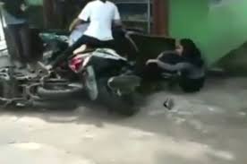 Berapa gaji sopir truk cabe? Oleng Usai Nyalip Truk 3 Cabe Cabean Nyungsep Di Depan Rumah Warga Pemilik Rumah Langsung Bereaksi Semua Halaman Gridmotor Id