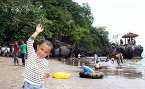 Pantai indah dengan batu karang yang bolong sebagian, untuk bisa mengakses ke atas karang yang bolong, harus menaiki anak tangga yang cukup. 11 Spot Foto Pantai Karang Bolong Serang Htm Rute