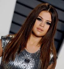 20 Idees De Coupes Degradees Pour Des Cheveux Tout En Volume Coupe De Cheveux Cheveux Coupe De Cheveux Selena Gomez