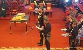 Mencela (bersungut) tentang sesuatu yang sudah siap dikerjakan. Rumah Siap Pahat Masih Berbunyi Dalam Perlantikan Menteri Besar Selangor