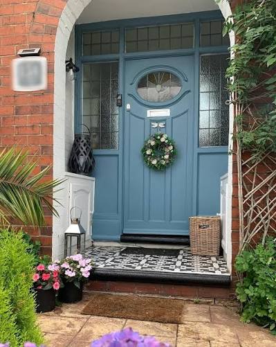Your front door might be affecting your mood more than you think... 👀💙  Most people overlook this part of their home but it sets the tone for  everything. Your mood doesn't start