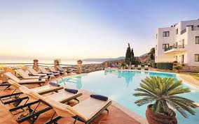 Over a glass of fine santorini wine, gaze at the ancient aegean and capture the light that has inspired poets and painters from the comfort of your own balcony. Bewertungen Creta Blue Boutique Hotel Suites 4 Koutouloufari Voyage Prive