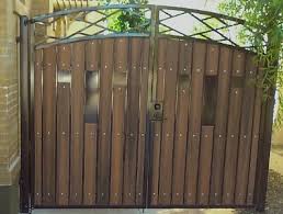 Iron And Wood Gates A Different Decorative Look To This Gate Cerca Rustica Pared De Piedra Portones Modernos