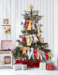 Below you'll find some great christmas and holiday decorating ideas for both inside and outside your home. 27 Best Christmas Tree Toppers Unique Christmas Tree Topper Ideas