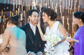 Xuất thân trong gia đình tri thức có truyền thống hiếu học với ông ngoại là hiệu trưởng cặp đôi đã tổ chức đám cưới giới hạn truyền thông trong khôi khí vô cùng thân thiết và sôi động. Mcauaownhan Xm