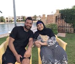 تحول الحارس المصري محمد أبوجبل إلى بطل قومي بين ليلة وضحاها، وذلك بعدما قاد منتخب بلاده للتأهل إلى ربع نهائي كأس الأمم الأفريقية 2022. ØµÙˆØ± Ø£Ø¨Ùˆ Ø¬Ø¨Ù„ ÙŠØ³ØªØ¹Ø¯ Ù„Ù†Ù‡Ø§Ø¦Ù‰ Ø§Ù„Ù‚Ø±Ù† Ø¨Ù„Ù‚Ø·Ø§Øª Ù…Ø¹ ÙˆØ§Ù„Ø¯ÙŠÙ‡ Ù…Ø¨ØªØ¯Ø§