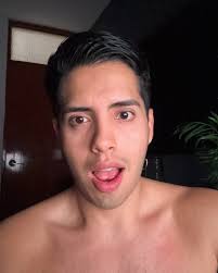 Yo a las 10 de la noche, cuando debería de estar editando el video para mi  canal