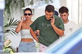Kendall jenner made some new friends at boyfriend devin booker's phoenix suns game. Kendall Jenner Flashes Her Torso As She Watches The Phoenix Suns Game With Pals Daily Mail Online