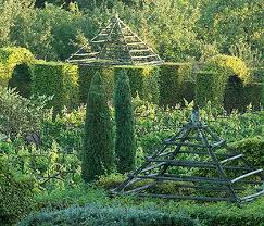 Love The Pyramids Going To Try Make These If Sturdy Enough Maybe For My Chucks To Roost On In The Day Kids To C Jardins Structure De Jardin Idees