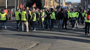 Selon les chiffres du ministère de l'intérieur, 51 400 personnes ont défilé samedi. Charleville Ivre Le Gilet Jaune Insulte Un Commandant De Police