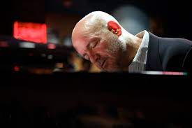 Lionel leroy de son vrai nom yves martin, est un chanteur français, interprète de génériques de séries télévisées, au début des années 1980. Tardo Hammer Wikipedia